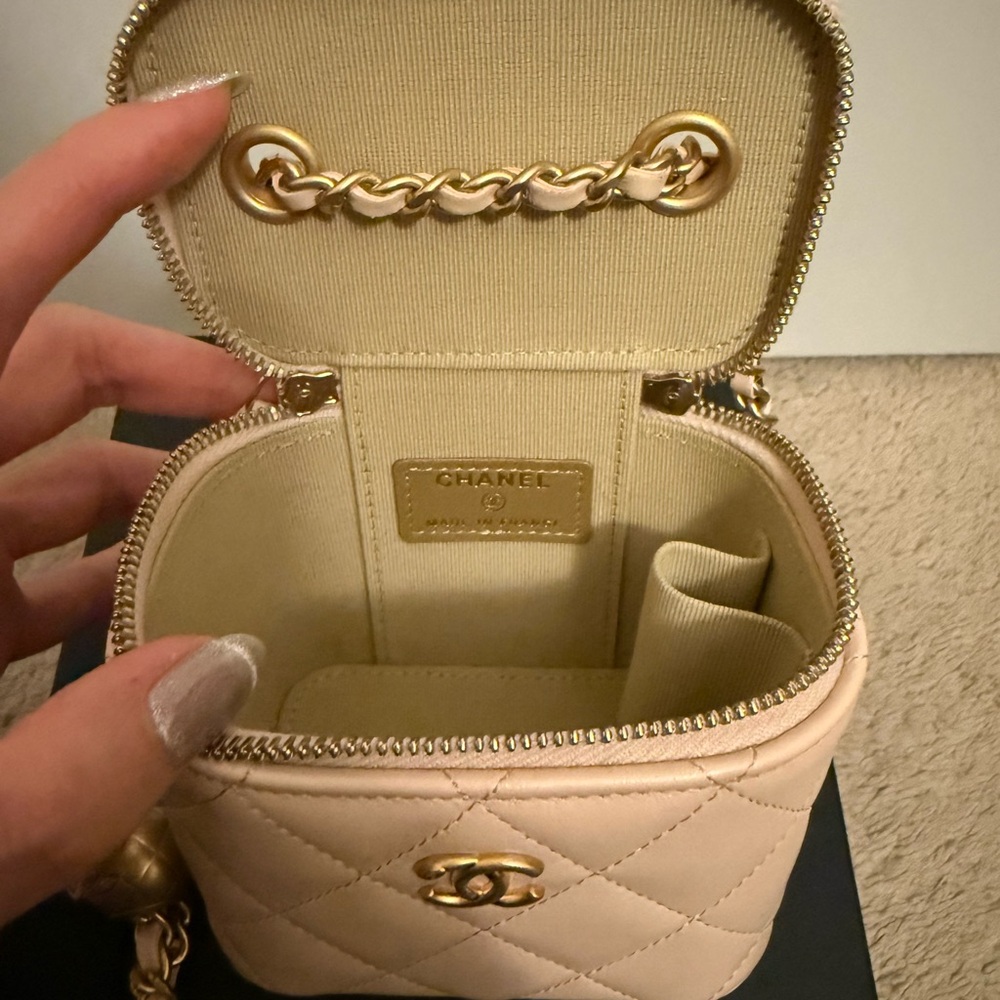 Chanel Small Vanity with Gold Chain - Picture 6 of 7